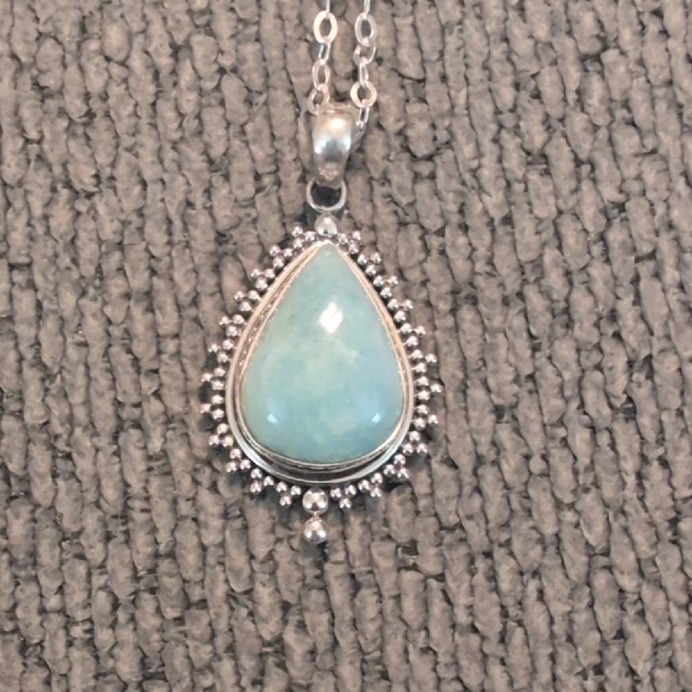 Elegant Silver and Blue Teardrop Pendant Necklace - Picture 2 of 4